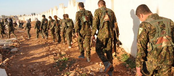 Menbiç Askeri Meclisi Genel Komutanı Ebu Adıl, kentin IŞİD'in elinden alınmasından sonra YPG ve DSG'nin resmi bir şekilde Fırat'ın doğusuna geri çekildiklerini savundu. Menbiç Askeri Meclisi Genel Komutanı Ebu Adıl, kentin IŞİD'in elinden alınmasından sonra YPG ve DSG'nin resmi bir şekilde Fırat'ın doğusuna geri çekildiklerini savundu. - Sputnik Türkiye