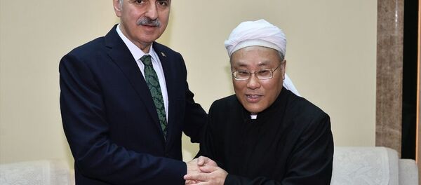 Kültür ve Turizm Bakanı Numan Kurtulmuş, (solda) Şanghay’da tarihi yüz yılı aşan Şiaotaoyüen Camii’nde Cuma namazı öncesinde Şanghay Müftüsü Musa Cin ile görüştü. - Sputnik Türkiye
