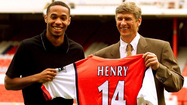 14 numaralı Arsenal formasıyla Thierry Henry ve Arsene Wenger, 3 Ağustos 1999 - Sputnik Türkiye