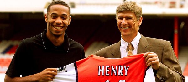 14 numaralı Arsenal formasıyla Thierry Henry ve Arsene Wenger, 3 Ağustos 1999 - Sputnik Türkiye