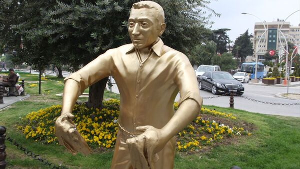 'Künefe çeviren adam' heykelinin tepsisini çaldılar - Sputnik Türkiye