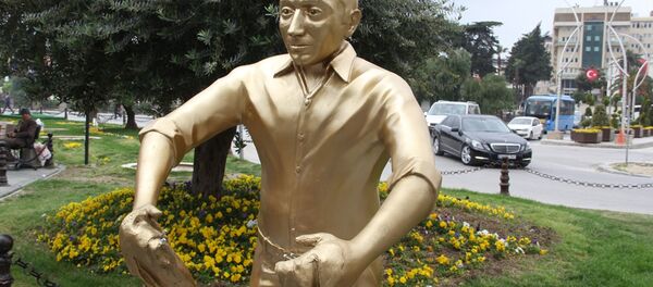 'Künefe çeviren adam' heykelinin tepsisini çaldılar - Sputnik Türkiye