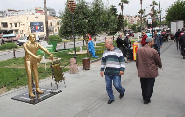 'Künefe çeviren adam' heykelinin tepsisini çaldılar - Sputnik Türkiye