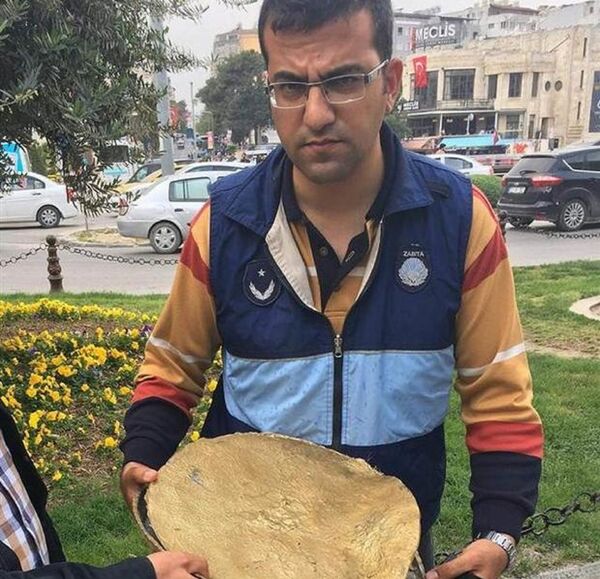 'Künefe çeviren adam'ın tepsisi bulundu - Sputnik Türkiye