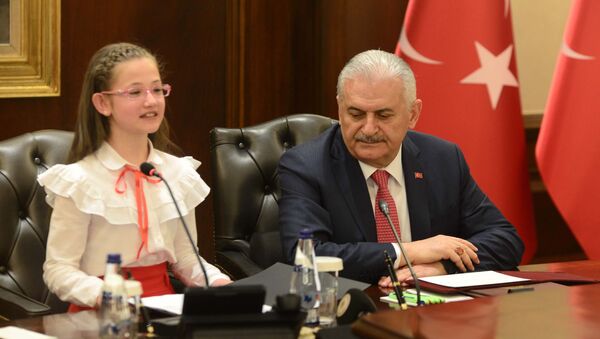 Yıldırım'ın koltuğuna oturan öğrenci: Atatürk bu milleti bize emanet etti, halk en doğru olanı seçecektir - Sputnik Türkiye
