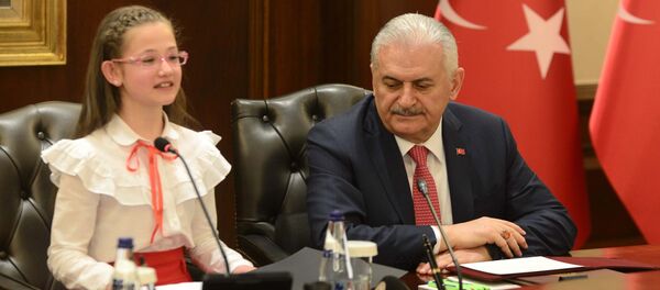 Yıldırım'ın koltuğuna oturan öğrenci: Atatürk bu milleti bize emanet etti, halk en doğru olanı seçecektir - Sputnik Türkiye