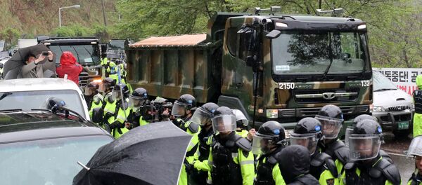 THAAD sisteminin bulunduğu üsse inşaat kamyonlarının hükümetin verdiği emir doğrultusunda gelmesi 2017 ortasından bu yana üsse açılan tek yolu kapatan Güney Koreli eylemcilerin tepkisini çekti. ABD'nin bölgeye THAAD sistemi konuşlandırmasına karşı olan eylemciler yolu kapatarak ABD ordusunun üsse yakıt, gıda ve diğer malzemelerin teminini helikopterlerle yapmasına yol açıyordu. - Sputnik Türkiye