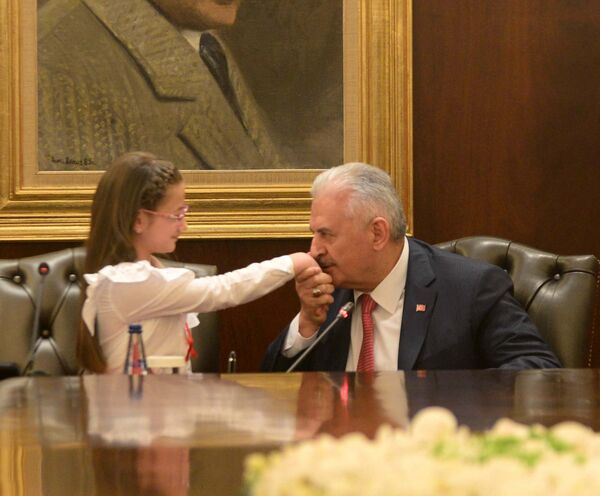 Başbakan Binali Yıldırım ve 23 Nisan dolayısıyla koltuğuna oturan Esma Didesu Taşyürek isimli öğrenci. - Sputnik Türkiye