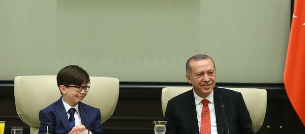 Cumhurbaşkanı Recep Tayyip Erdoğan, 23 Nisan dolayısıyla koltuğunu devretti - Sputnik Türkiye