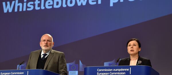 AB Komisyonu Birinci Başkan Yardımcısı Frans Timmermans ve AB Komisyonu'nun Adaletten Sorumlu Üyesi Vera Jourova - Sputnik Türkiye