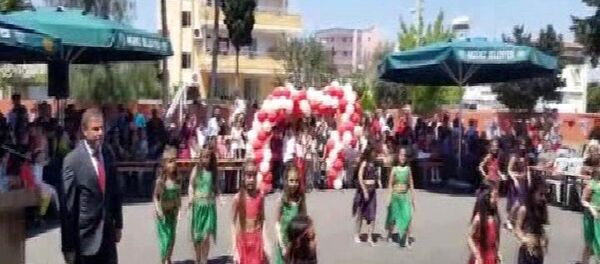 İlkokul öğrencilerinin 23 Nisan gösterisi yarıda kesilen 23 Nisan gösterisinden. - Sputnik Türkiye