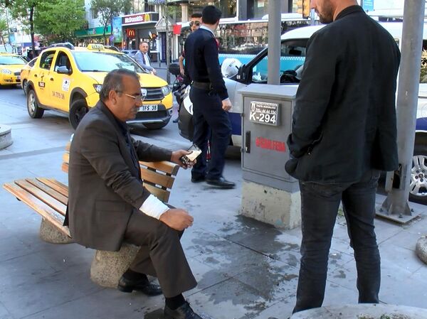 Olay yerine gelen polis ekipleri, Zeki Polat'ın koluna bez sararak ilk müdahaleyi yaptı.  - Sputnik Türkiye