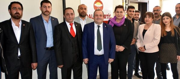 Üç parti yüzbin imza ile Vecdet Öz'ü aday gösterecek - Sputnik Türkiye