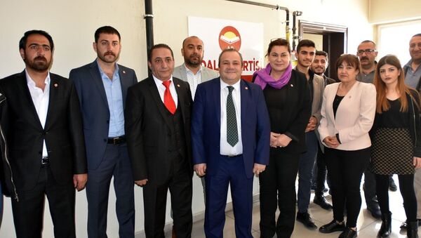 Üç parti yüzbin imza ile Vecdet Öz'ü aday gösterecek - Sputnik Türkiye