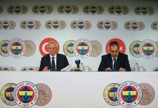 Fenerbahçe Kulübü Başkanı Aziz Yıldırım ve Asbaşkan Şekip Mosturoğlu, tatil edilen derbiyle ilgili Ülker Stadı'nda düzenledikleri basın toplantısında açıklamalarda bulundu. - Sputnik Türkiye