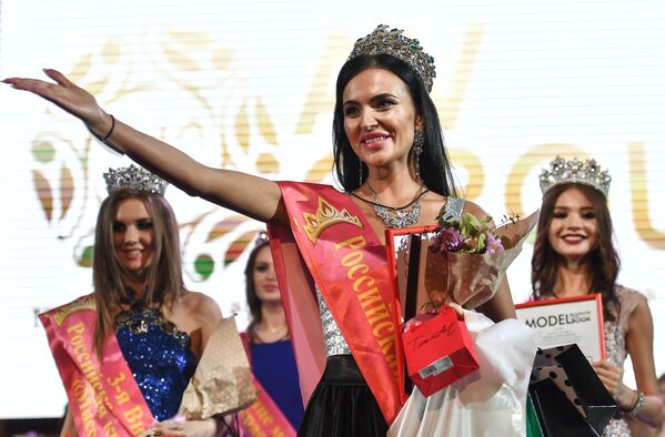 Güzellik yarışmasında zafer kazanan İrina Safronova. - Sputnik Türkiye
