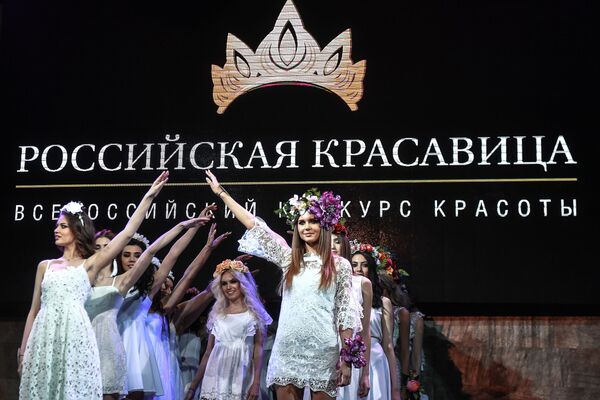 Yarışmada ilk üç sırada yer alan kızlar Rusya’yı uluslararası güzellik yarışmalarında temsil edecekler. - Sputnik Türkiye