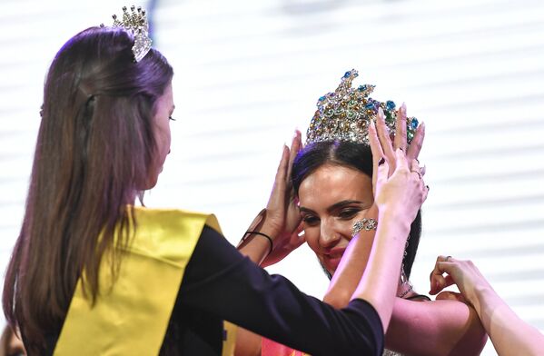 Güzellik yarışmasında zafer kazanan İrina Safronova. - Sputnik Türkiye