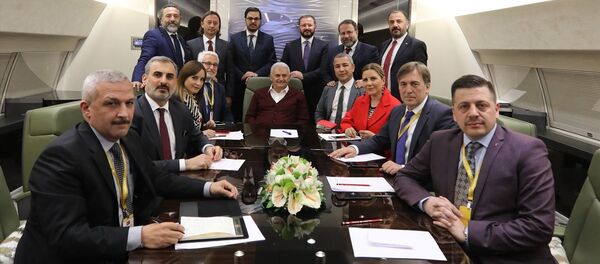 Başbakan Binali Yıldırım, İspanya'daki temaslarının ardından yurda dönerken uçakta gazetecilerle sohbet etti. - Sputnik Türkiye