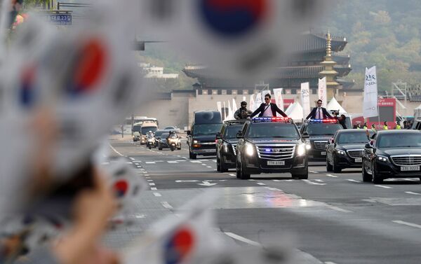Panmunjom'a gitmek üzere başkanlık konutundan ayrılan Güney Kore lideri Moon - Sputnik Türkiye