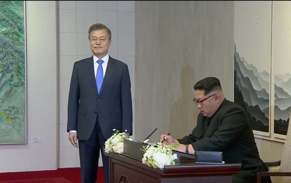 Ziyaretçi defterine yazan Kuzey Kore lideri Kim Yeni bir tarih başlıyor ifadesini kullandı. - Sputnik Türkiye