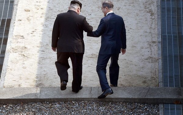 Kim böylece Kore Savaşı'ndan bu yana Güney Kore topraklarına ayak basan ilk Kuzey Kore lideri olarak tarihe geçti. Bunun ardından Kim, Moon'u kısa süre sınırın Kuzey Kore tarafına davet etti. Akabinde liderler el ele tutuşarak yeniden Güney Kore tarafına geçti. - Sputnik Türkiye