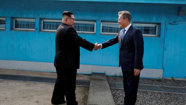 Kuzey Kore lideri Kim ve Güney Kore lideri Moon - Sputnik Türkiye