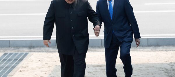 Kuzey Kore lideri Kim ve Güney Kore lideri Moon - Sputnik Türkiye