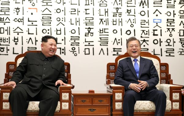 Kuzey Kore lideri Kim ve Güney Kore lideri Moon, Barış Evi'nde - Sputnik Türkiye
