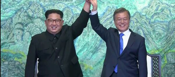 Kuzey Kore lideri Kim Jong-un ve Güney Kore Devlet Başkanı Moon Jae-in - Sputnik Türkiye
