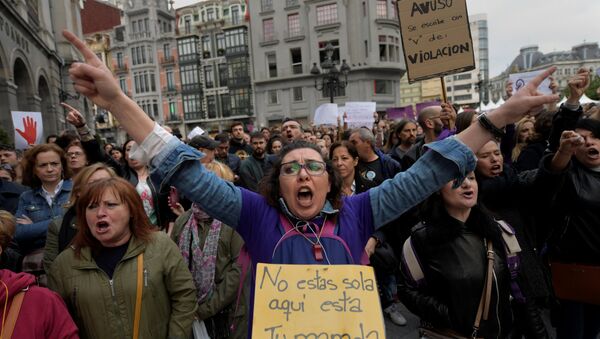 2016'da Pamplona kentindeki San Fermin festivali sırasında 18 yaşındaki bir kadına toplu tecavüzle suçlanan 5 erkeğin cinsel taciz suçundan ceza alması İspanya'nın başkenti Madrid, Barcelona, Sevilla, Bilbao ve Valencia dahil çok sayıda kentte  binlerce kişi tarafından protesto edildi. Kararın verildiği Navarra bölge mahkemesinden yürüyüşe geçen eylemciler de Bu taciz değil tecavüz sloganları attı. Polis eylemcileri mahkeme kapısında durdururken bazı eylemcilerle polis arasında arbede yaşandı. - Sputnik Türkiye
