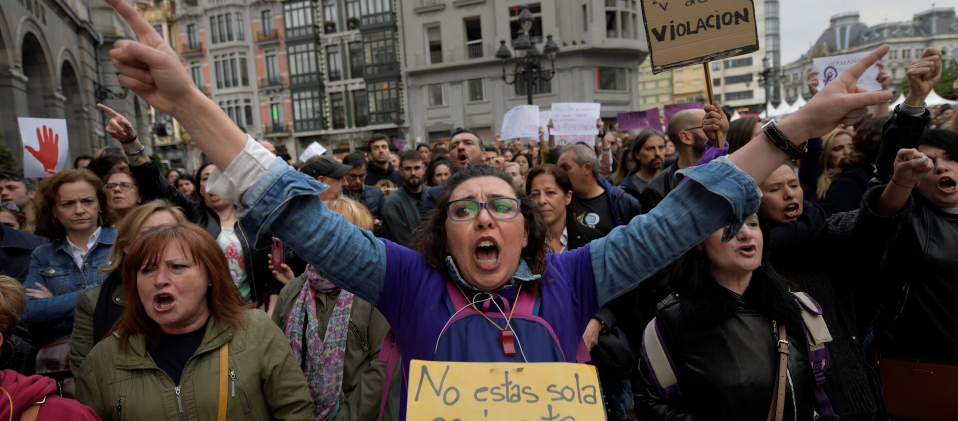 2016'da Pamplona kentindeki San Fermin festivali sırasında 18 yaşındaki bir kadına toplu tecavüzle suçlanan 5 erkeğin cinsel taciz suçundan ceza alması İspanya'nın başkenti Madrid, Barcelona, Sevilla, Bilbao ve Valencia dahil çok sayıda kentte  binlerce kişi tarafından protesto edildi. Kararın verildiği Navarra bölge mahkemesinden yürüyüşe geçen eylemciler de Bu taciz değil tecavüz sloganları attı. Polis eylemcileri mahkeme kapısında durdururken bazı eylemcilerle polis arasında arbede yaşandı. - Sputnik Türkiye, 1920, 27.04.2018