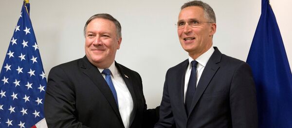 Brüksel'deki NATO Dışişleri Bakanları Toplantısı'nda Mike Pompeo ile Jens Stoltenberg, 27 Nisan 2018 - Sputnik Türkiye