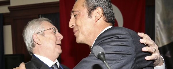 Aziz Yıldırım ve Ali Koç, birbirlerine sarılarak basın mensuplarına poz verdi. - Sputnik Türkiye