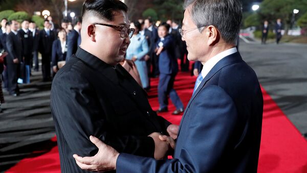 Kuzey Kore lideri Kim Jong-un ve Güney Kore Devlet Başkanı Moon Jae-in - Sputnik Türkiye