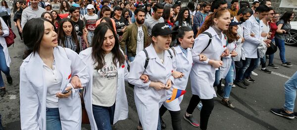 Armenian opposition supporters hold a rally in Yerevan, Armenia April 29, 2018 - Sputnik Türkiye
