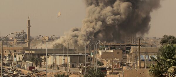 Smoke rises after an air strike during fighting between members of the Syrian Democratic Forces and Islamic State militants in Raqqa, Syria August 15, 2017 - Sputnik Türkiye