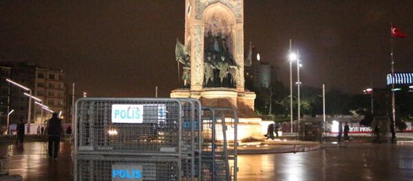 1 Mayıs öncesinde, güvenlik çemberi oluşturulması amacıyla Taksim Meydanı'na polis bariyerleri getirildi. - Sputnik Türkiye