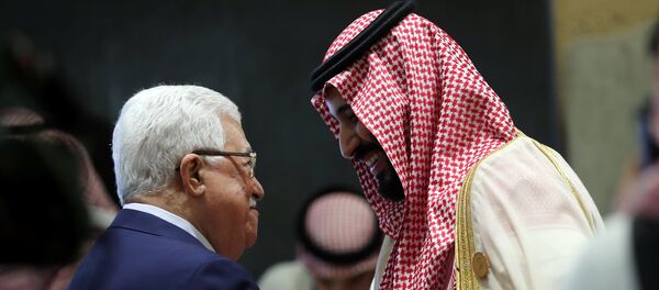 15 Nisan 2018, 29. Arap Birliği zirvesi, Mahmud Abbas ile Muhammed bin Selman - Sputnik Türkiye
