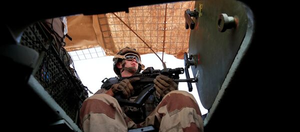 Zırhlı araçla devriye gezen Fransız askeri, Mali, Ekim 2017 Zırhlı araçla devriye gezen Fransız askeri, Mali, Ekim 2017 - Sputnik Türkiye