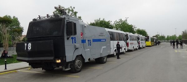 1 Mayıs dolayısıyla 8 bini Maltepe, 6500'ü Beyoğlu, Şişli ve Beşiktaş'ta olmak üzere kent genelinde 26.174 polis görev yapıyor. 4 polis helikopteri çalışmalara havadan destek verirken, çeşitli noktalara 85 TOMA ve 67 zırhlı araç konuşlandırıldı. - Sputnik Türkiye