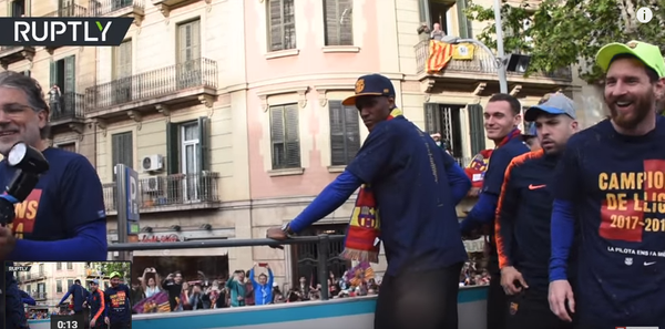 İspanya La Liga’da Deportivo La Coruna’yı 4-2 mağlup ederek şampiyon olan Barcelona takımı, şampiyonluğunu kutladı. Kutlamalar sırasında takımın savunma oyuncusu Gerard Pique, Russia Today’in (RT) kamerasını alarak yıldız futbolcular Lionel Messi ve Luis Suarez’in olduğu otobüsün üzerinden görüntü aldı. - Sputnik Türkiye