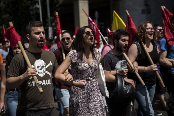 Binlerce Yunan başkent Atina'da en az 3 farklı 1 Mayıs gösterisi için yürüdü. Kentte toplu ulaşım hizmeti azaltılırken trenler ve feribotlar çalışmadı. Müzeler de 1 Mayıs nedeniyle kapalı. - Sputnik Türkiye