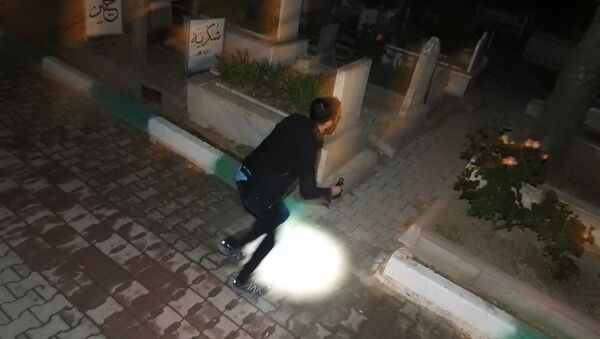 Polis, geceleri mezarlığa gelen kızın peşinde - Sputnik Türkiye
