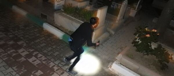 Polis, geceleri mezarlığa gelen kızın peşinde - Sputnik Türkiye