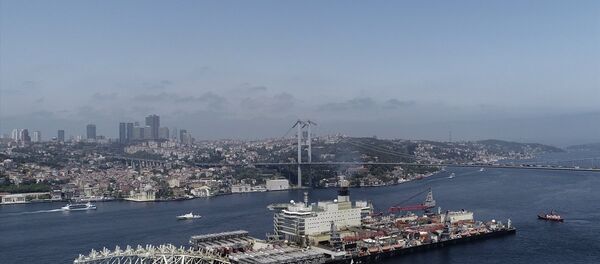 Pioneering Spirit, İstanbul Boğazı'ndan geçti. - Sputnik Türkiye