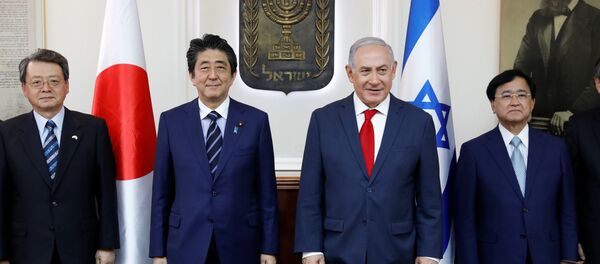 Japonya Başbakanı Şinzo Abe ve İsrail Başbakanı Benyamin Netanyahu Japonya Başbakanı Şinzo Abe ve İsrail Başbakanı Benyamin Netanyahu - Sputnik Türkiye