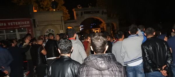 Gizemli kızın görüldüğü mezarlığa akın edenler, polise zor anlar yaşattı - Sputnik Türkiye