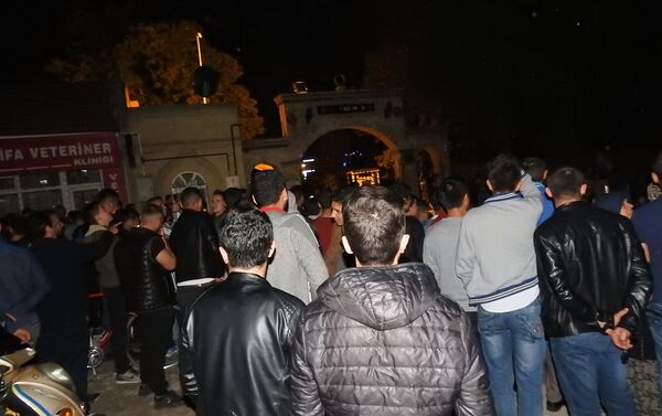 Gizemli kızın görüldüğü mezarlığa akın edenler, polise zor anlar yaşattı - Sputnik Türkiye