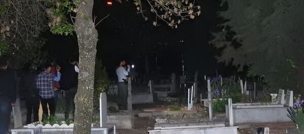 Gizemli kızın görüldüğü mezarlığa akın edenler, polise zor anlar yaşattı - Sputnik Türkiye